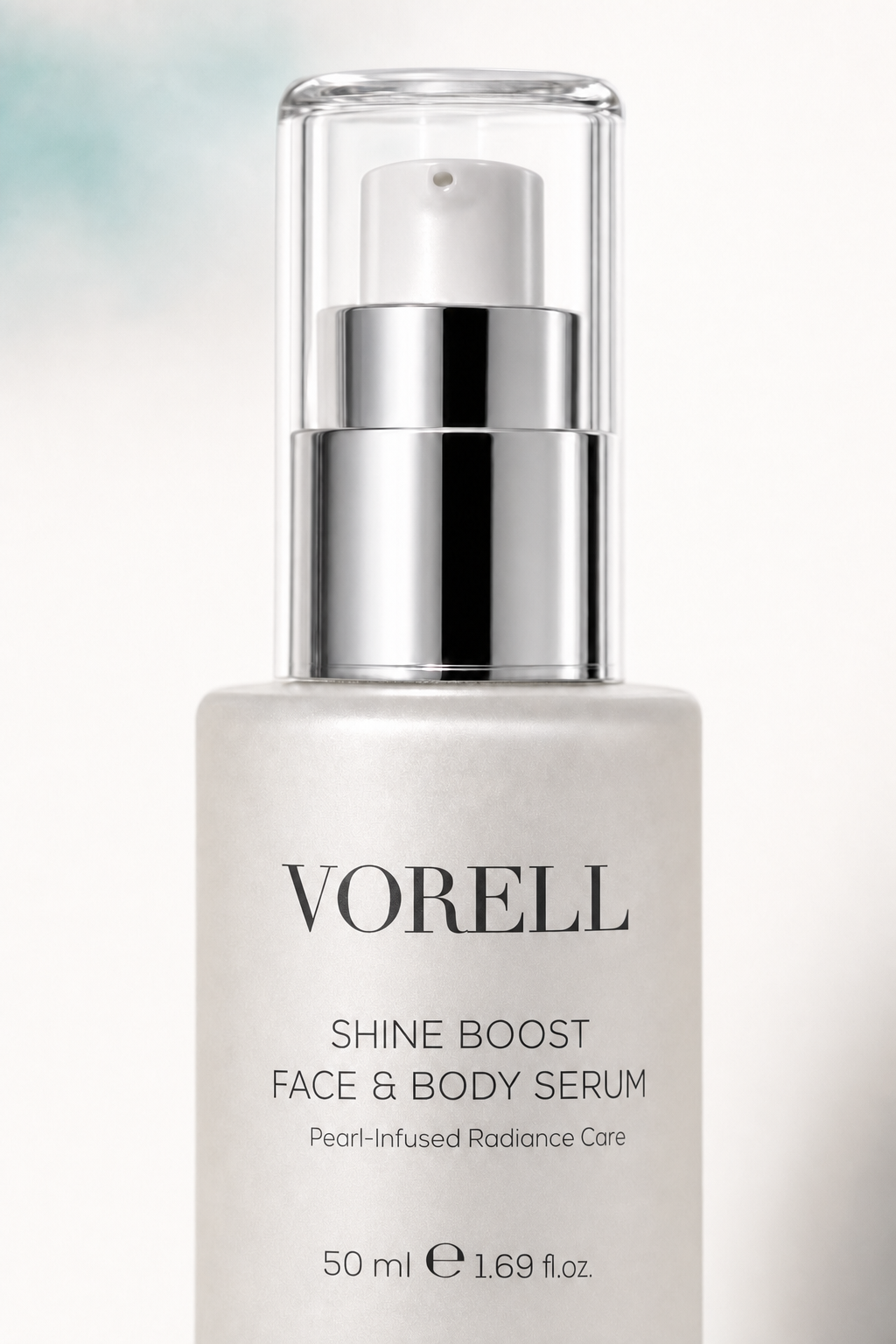 Shine Boost Face & Body Serum 50 ml sise etiketi ve gumus pompa detayi — makro cekim