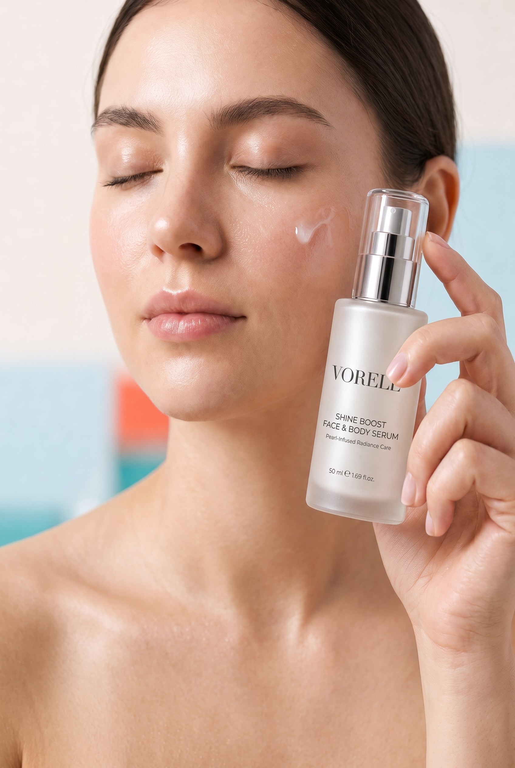 VORELL Shine Boost Face & Body Serum uygulayan kadın